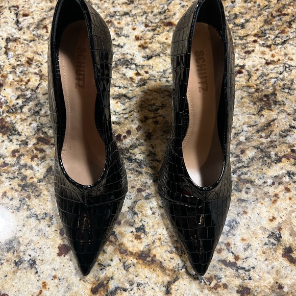 SCHUTZ Black Croc-Patterned Heels • CROCO VERNIZ SHINE BLACK - Picture 2 of 10